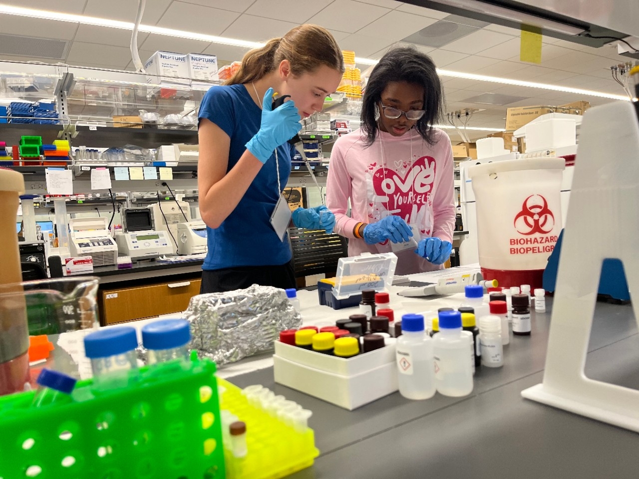 Teens conduct neuroscience experiments in Northern Kentucky University's neuroscience research lab. 